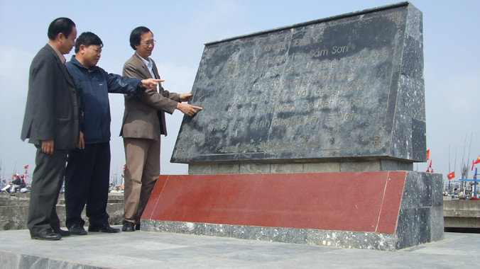 Tấm bia ghi sự kiện ngày đón đồng bào miền Nam tập kết ra Bắc tại cảng cá Lạch Hới. Ảnh: Hoàng Lam