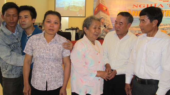 Thuyền trưởng Vũ Huy Lễ (thứ 2 từ phải qua) với thân nhân liệt sĩ và các chiến sĩ Gạc Ma năm xưa. ảnh: Nam Cường
