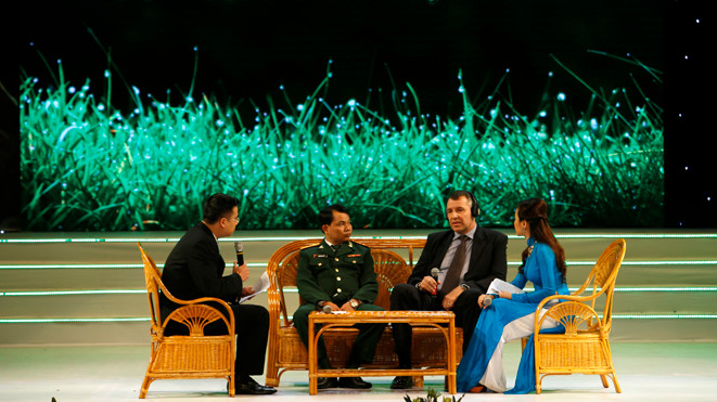 Góp sức khắc phục hậu quả bom mìn