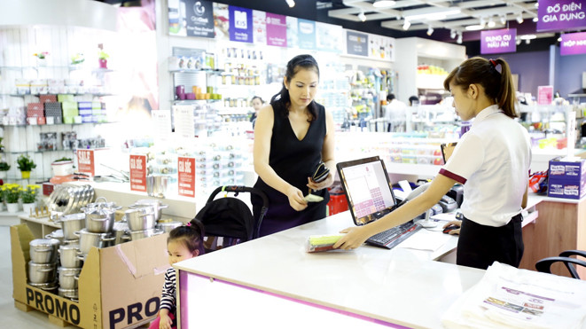 Khách hàng đang thanh toán tiền tại một gian hàng trong trung tâm thương mại Royal City. Ảnh: Như ý