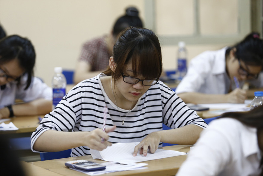 Thí sinh làm bài thi sáng nay, 9/7. Ảnh: Như Ý