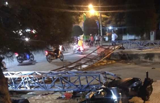 Thanh niên đi xe SH tông đổ cổng chào nằm bất động