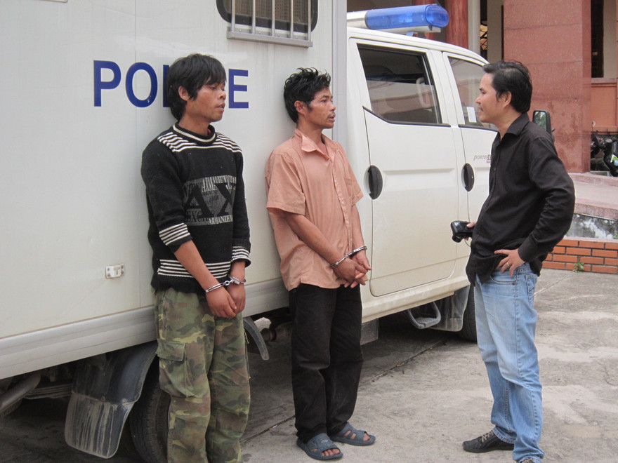 Hai kẻ sát nhân Hồ Văn Công và Hồ Văn Thành (trái) tại Công an Quảng Trị. Ảnh: H.T