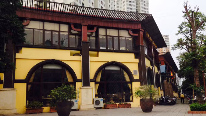 Đất cây xanh, bãi đỗ xe biến thành nhà hàng ăn nhậu