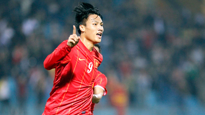 Tiền đạo Mạc Hồng Quân góp công lớn vào chiến thắng gây sốc của ĐT Olympic chiều qua. Ảnh: VSI