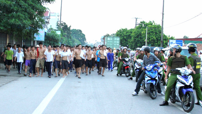Cảnh sát giám sát đoàn học viên rời khỏi trung tâm cai nghiện