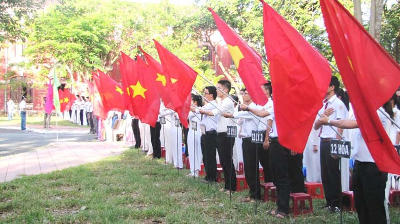 Buổi chào cờ đặc biệt ở Quốc học Huế