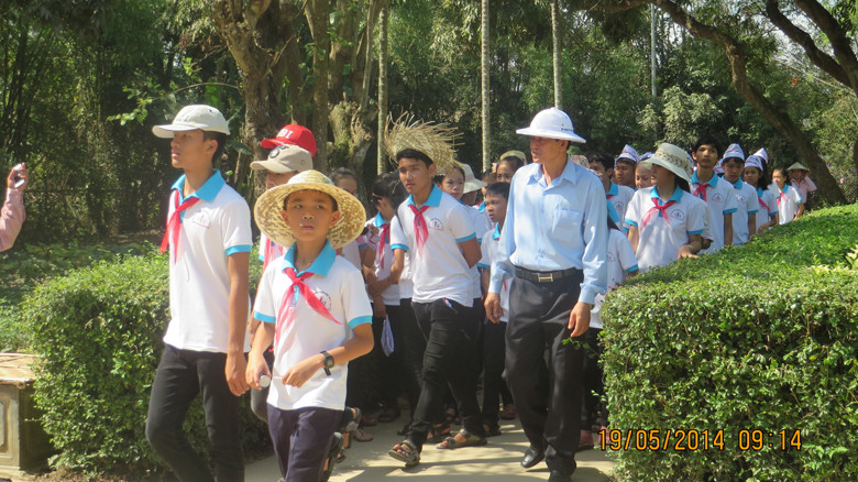 Du khách trong nước và quốc tề đổ về Khu di tích Kim Liên quê Bác. ảnh: Việt Hương