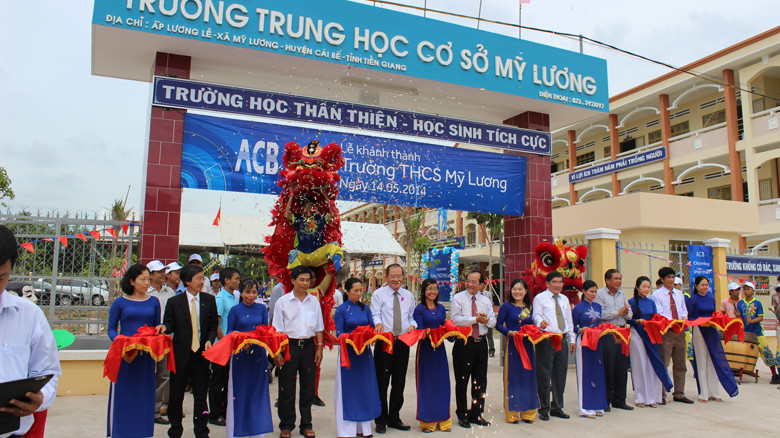 Lãnh đạo ACB và Sở GD&ĐT tỉnh Tiền Giang cắt băng khánh thành trường THCS Mỹ Lương