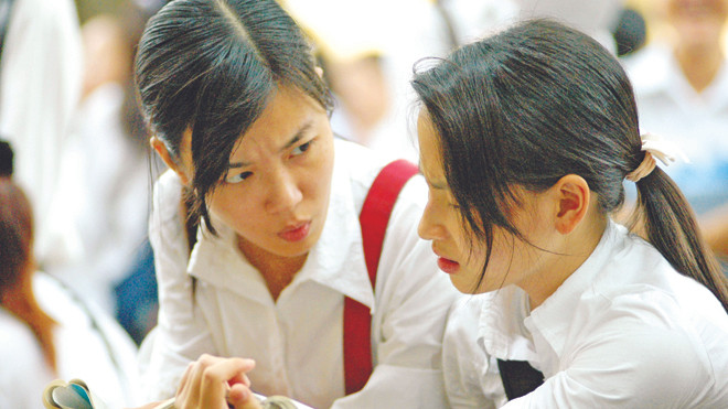 Học sinh trường THPT Trần Phú, Hà Nội trao đổi về môn Văn Ảnh: hồng vĩnh