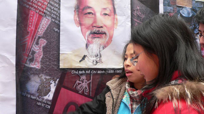 Du học sinh Việt Nam tại Trung Quốc tham gia lễ hội quảng bá văn hóa Việt. Ảnh: P.V