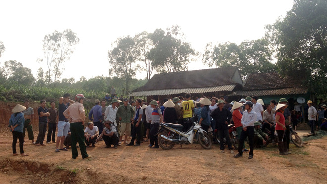 Hàng trăm người dân bắt giữ bốn cán bộ công an. ảnh: Cẩm Kỳ