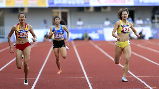 Quách Thị Lan (trái) xuất sắc giành HCB nội dung 400m nữ. Ảnh: VSI