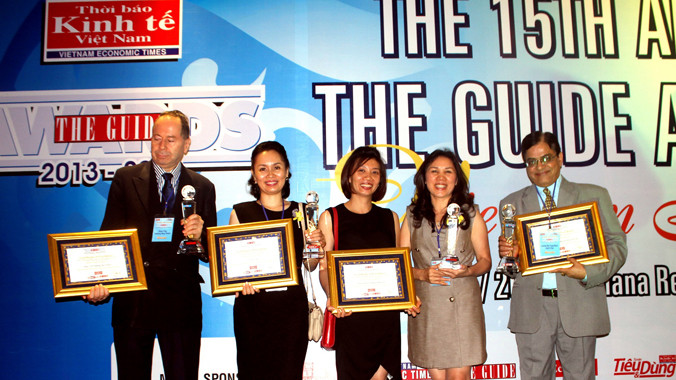Bà Nguyễn Thị Thu Nguyệt (Thứ 2, từ phải sang trái) - Đại diện Công ty CP Khách sạn và Dịch vụ Đại Dương (OCH) đón nhận cúp và chứng nhận giải thưởng The Guide Awards 2013 - 2014