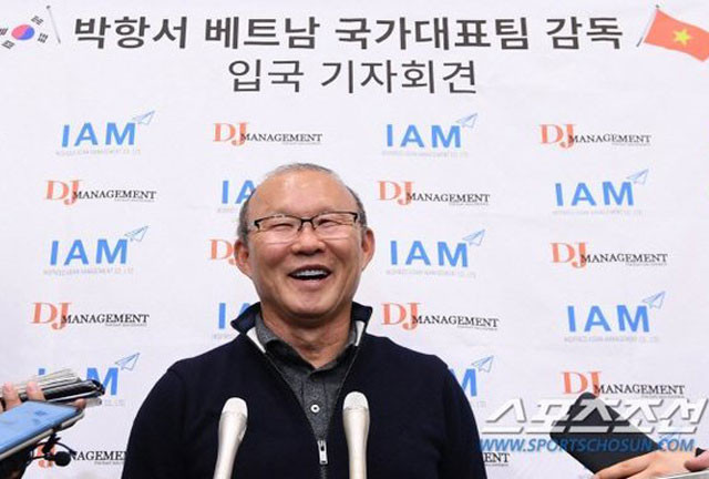 HLV Park Hang-seo vui vẻ trả lời phỏng vấn với truyền thông quê nhà.