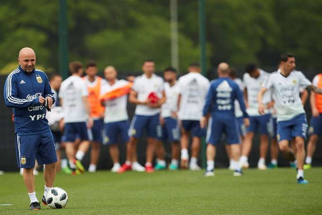 Sampaoli không bị đá bay khỏi ghế HLV Argentina