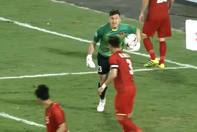 Tờ Fox Sports Asia cho rằng đội tuyển Việt Nam cần một thủ lĩnh nơi hàng thủ.