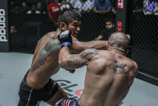 Aung La Nsang ra đòn tấn công đối thủ.