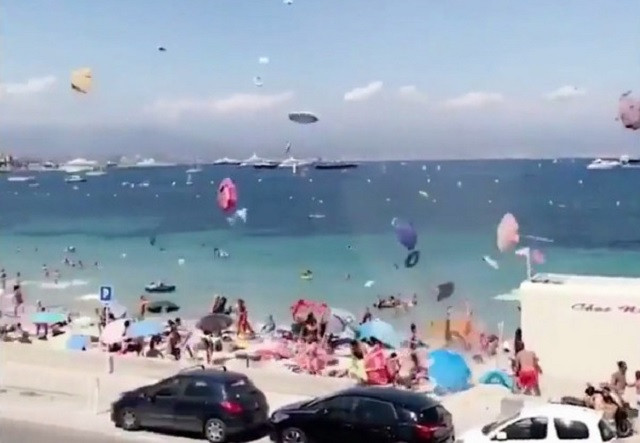 Lốc xoáy xuất hiện làm người dân chạy tán loạn