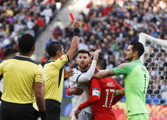 Liên đoàn bóng đá Nam Mỹ phạt tiền, treo giò ngôi sao Messi
