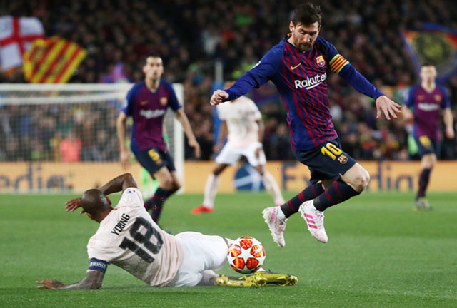 Ashley Young dễ dàng bị Messi vượt qua.