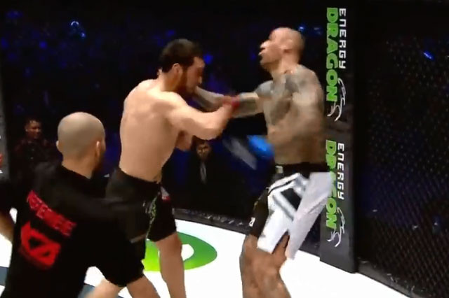 Asylzhan Bakhytzhanuly ra đòn hạ đo ván đối thủ.