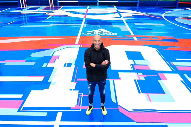 Zinedine Zidane trên sân ZZ10.