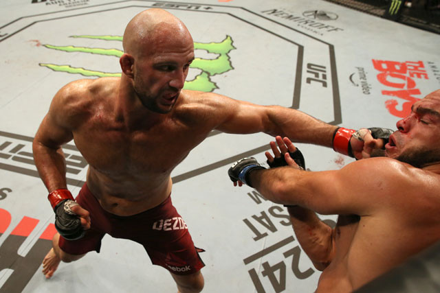 Volkan Oezdemir ra đòn cực mạnh khiến đối thủ bị choáng.