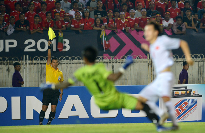 Trọng tài người Thái Lan bị chỉ trích. Ảnh: Zing