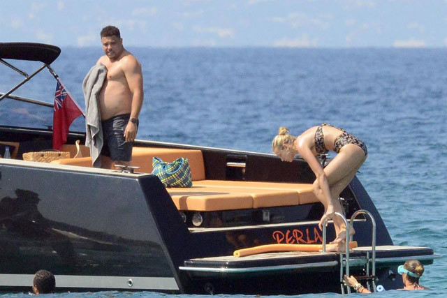 Ro ‘béo’ du hí biển khơi với bạn gái bằng du thuyền sang trọng