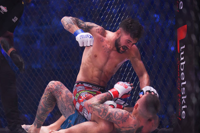 Filip Pejic tấn công khiến Filip Wolanski 'tối tăm mặt mũi'.