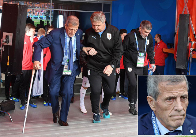 Mắc bệnh lạ, HLV Uruguay chống gậy ra sân điều binh