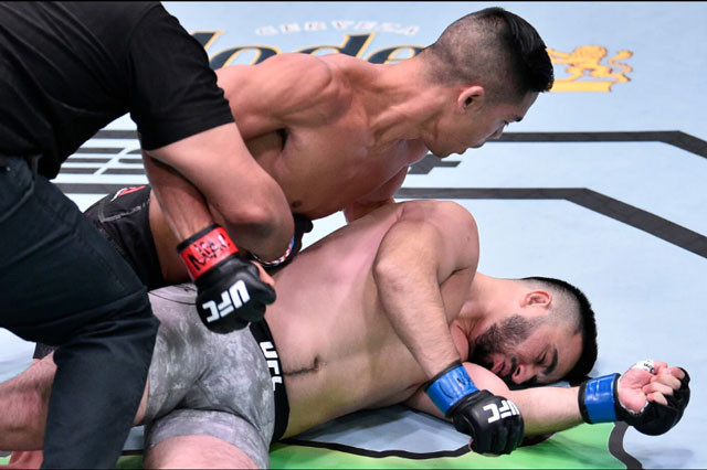 Zarrukh Adashev bị bất tỉnh sau pha ra đòn của Tyson Nam.