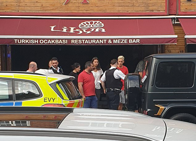 Ngôi sao của Arsenal bị kẻ lạ mặt tấn công bằng dao trên phố