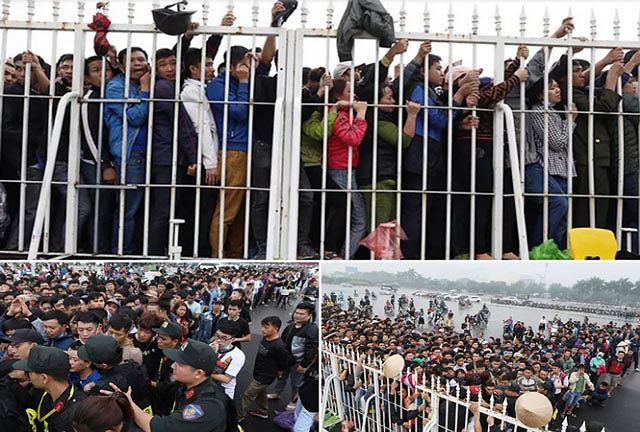 NHM chen chúc xếp hàng mua vé xem trận đấu giữa Việt Nam và Malaysia khiến giới truyền thông châu Á ngỡ ngàng.