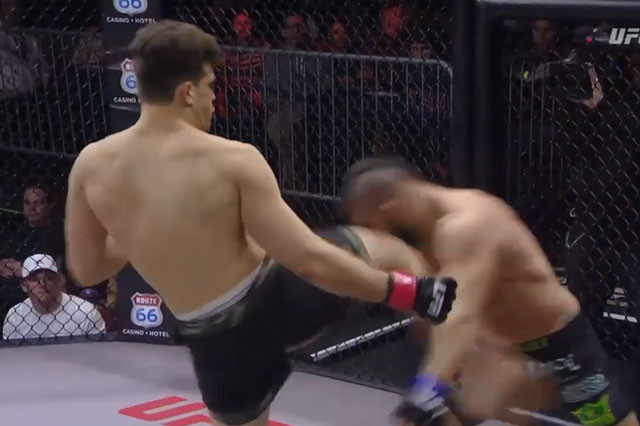 Gabriel Checco lãnh trọn cú lên gối của đối thủ.