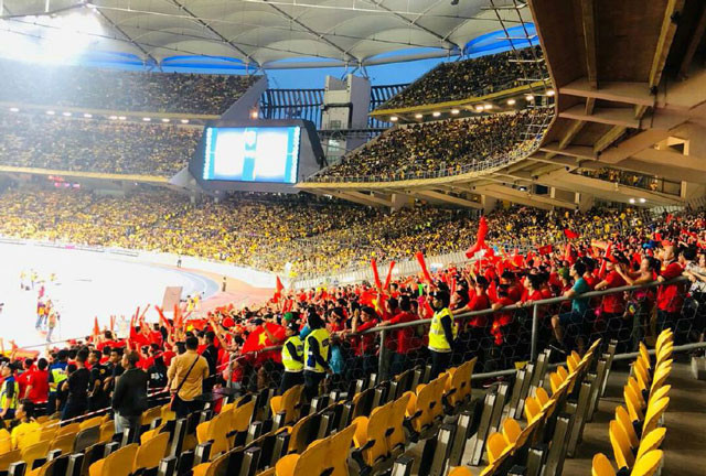 Cảnh tượng gây bức xúc: Một bên là ghế trống, một bên là CĐV Việt Nam phải đứng để xem trận đấu.