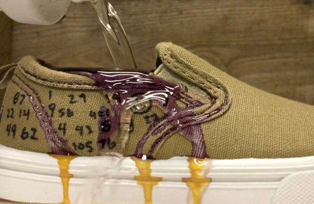 Điều gì xảy ra khi bạn đổ acid đậm đặc vào chiếc giày kaki? 