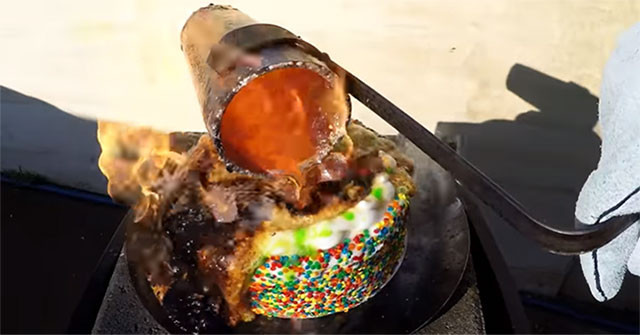 Khi đổ đồng nóng chảy lên bánh kem, điều gì sẽ xảy ra?