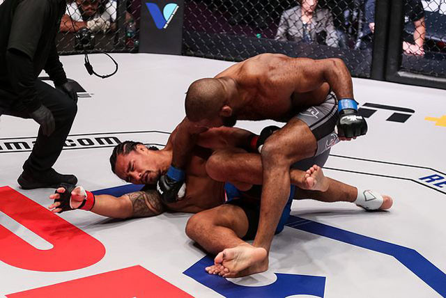 John Howard ra đòn hạ gục đối thủ.