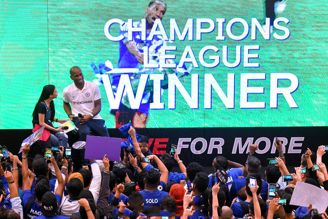 Drogba giao lưu với các CĐV Malaysia.