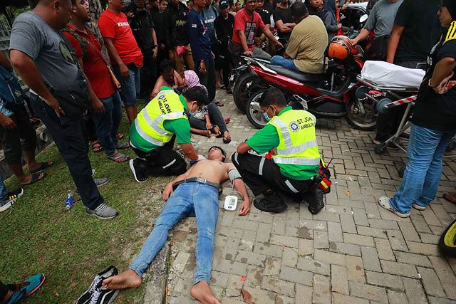 CĐV Malaysia bất tỉnh vì bị chen lấn trong lúc mua vé. Ảnh: Zing.