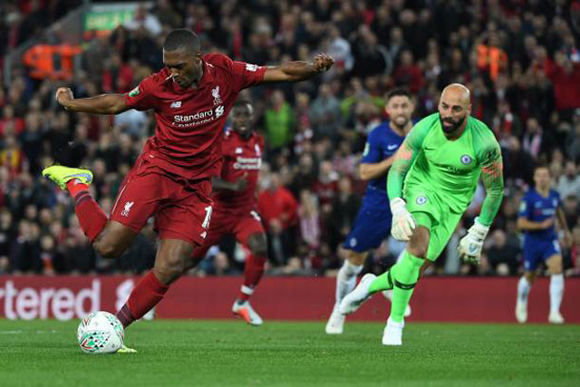 Pha bỏ lỡ khó tin của Sturridge.