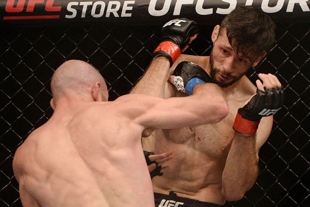 Kyle Nelson ra đòn khiến đối thủ không thể chống đỡ.