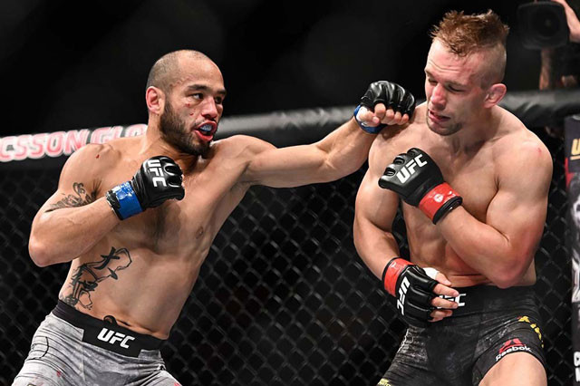 Frank Camacho ra đòn hạ gục Nick Hein.