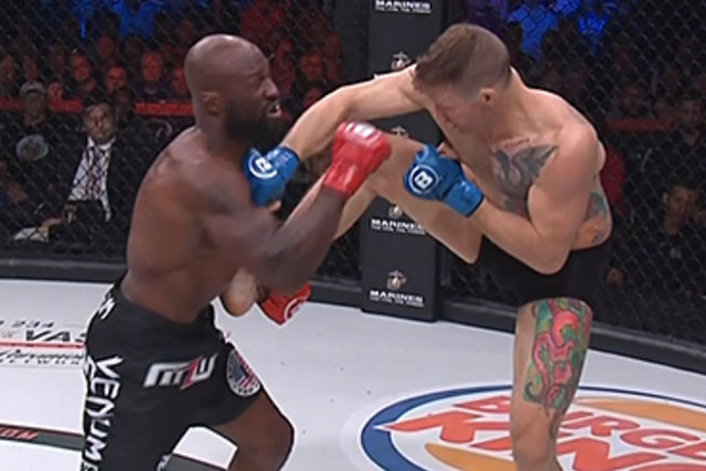 Cú ra đòn giúp Andrew Kapel (phải) giành chiến thắng.