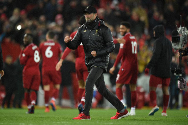HLV Jurgen Klopp hào hứng đón nhận chiến thắng.