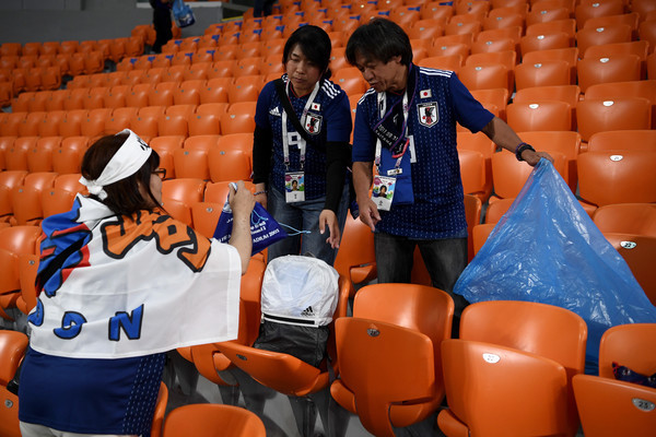 CĐV Nhật Bản gom rác trên khán đài, khiến cả thế giới ngưỡng mộ