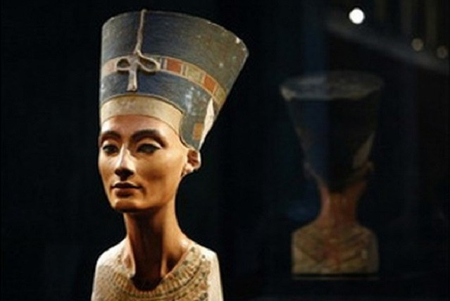 Bức tượng Nữ hoàng Nefertiti được trưng bày tại bảo tàng Neues.