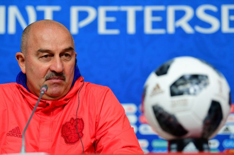 HLV Stanislav Cherchesov tự tin tuyên bố sẽ "bắt chết" Salah. Ảnh: AFP.